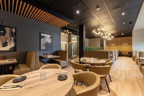 Petit déjeuner, déjeuner, dîner et brunch servis sur place
