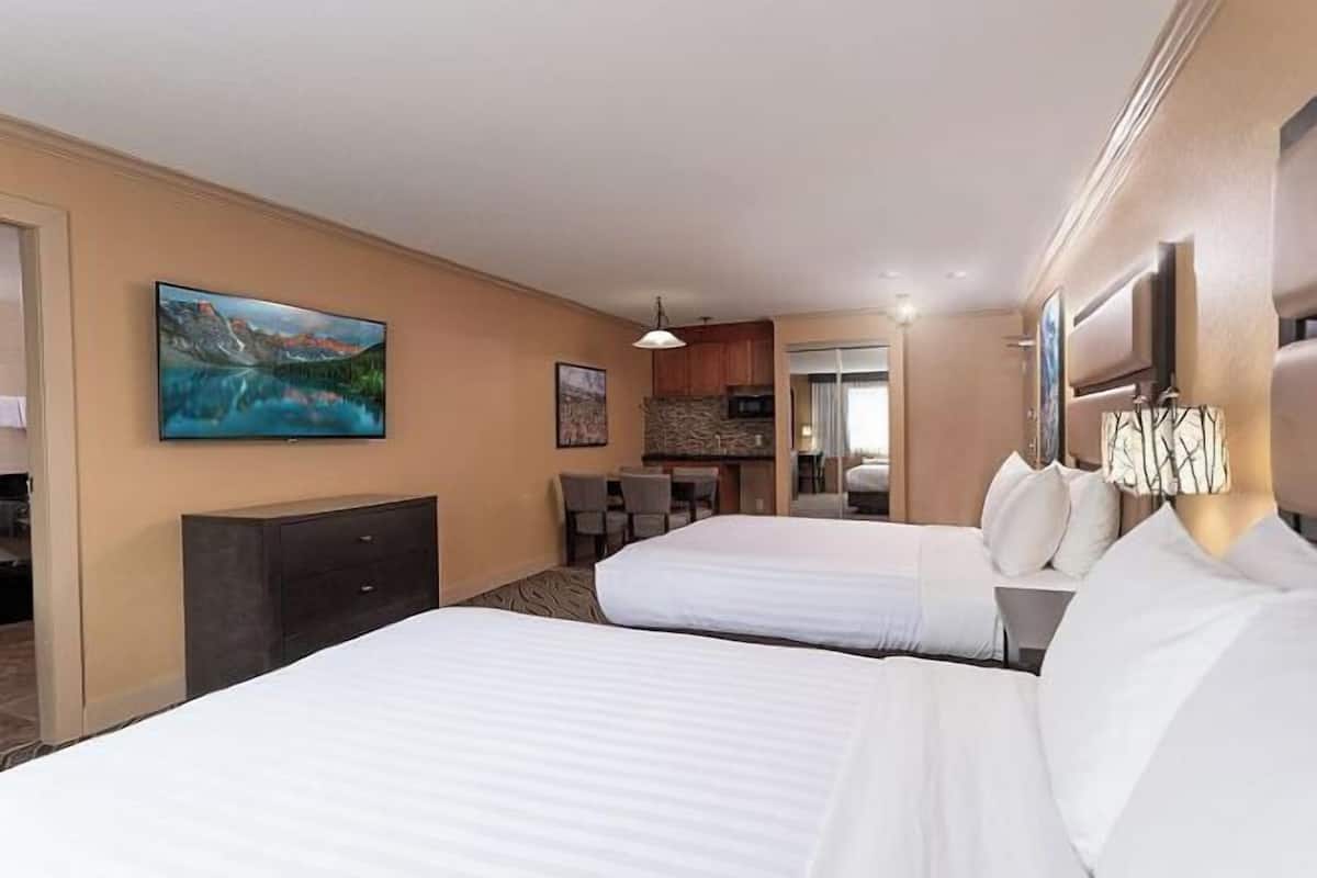 Cofres nos quartos, escrivaninha, quartos à prova de som