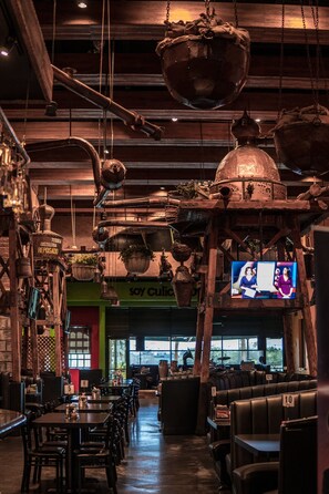 5 restaurants, breakfast, lunch, dinner served; American cuisine 