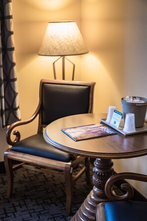 遮光カーテン、アイロン / アイロン台、ベビーベッド (無料)、WiFi