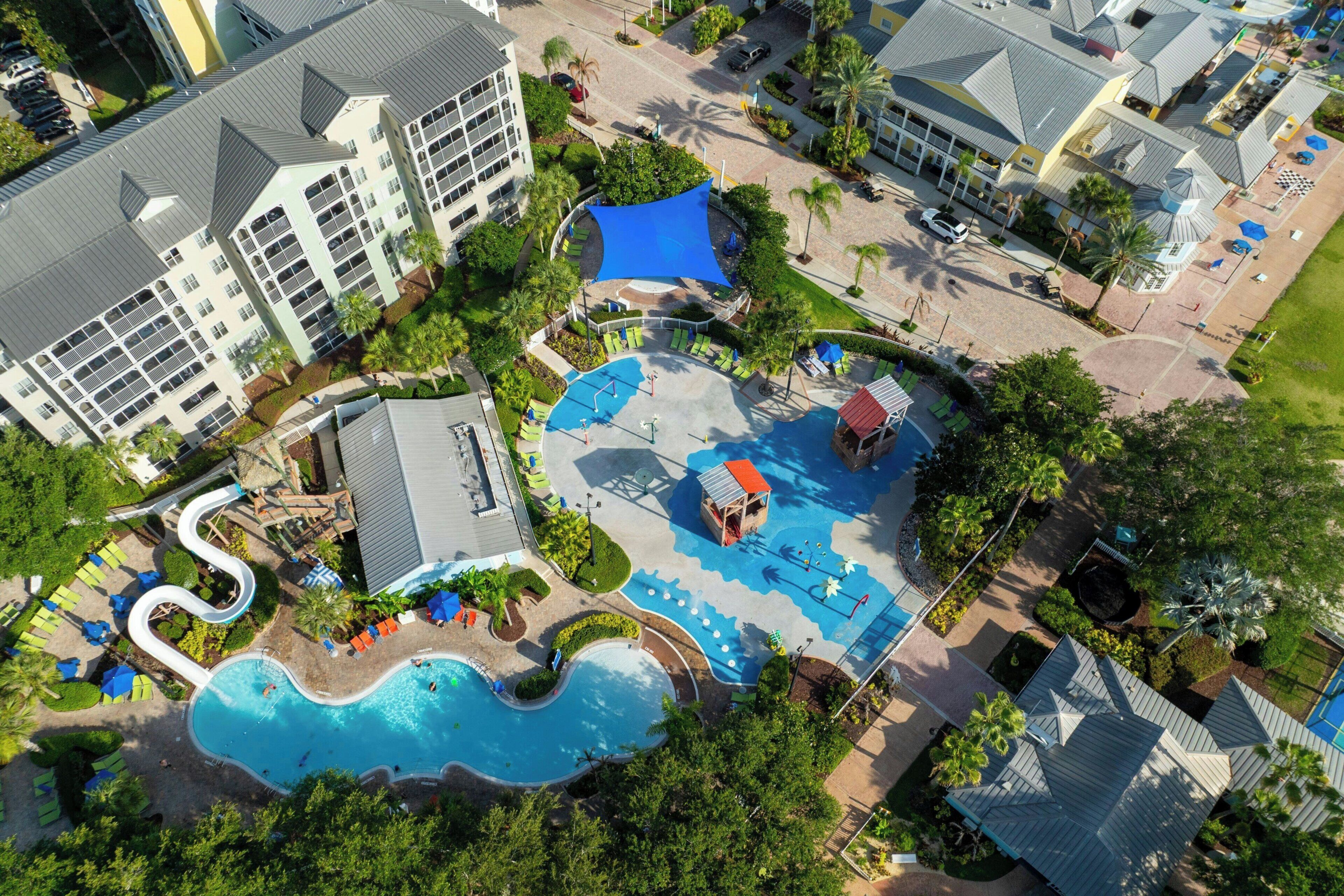 Un resort con diverse piscine, un'area giochi per bambini e varie zone relax all'aperto.