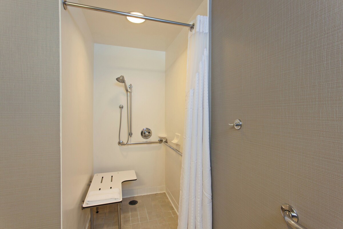 Standard Room, 1 King Bed, Roll-in Shower (Mobility Roll-In Shower)