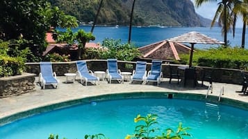 Utomhuspool, parasoller och solstolar