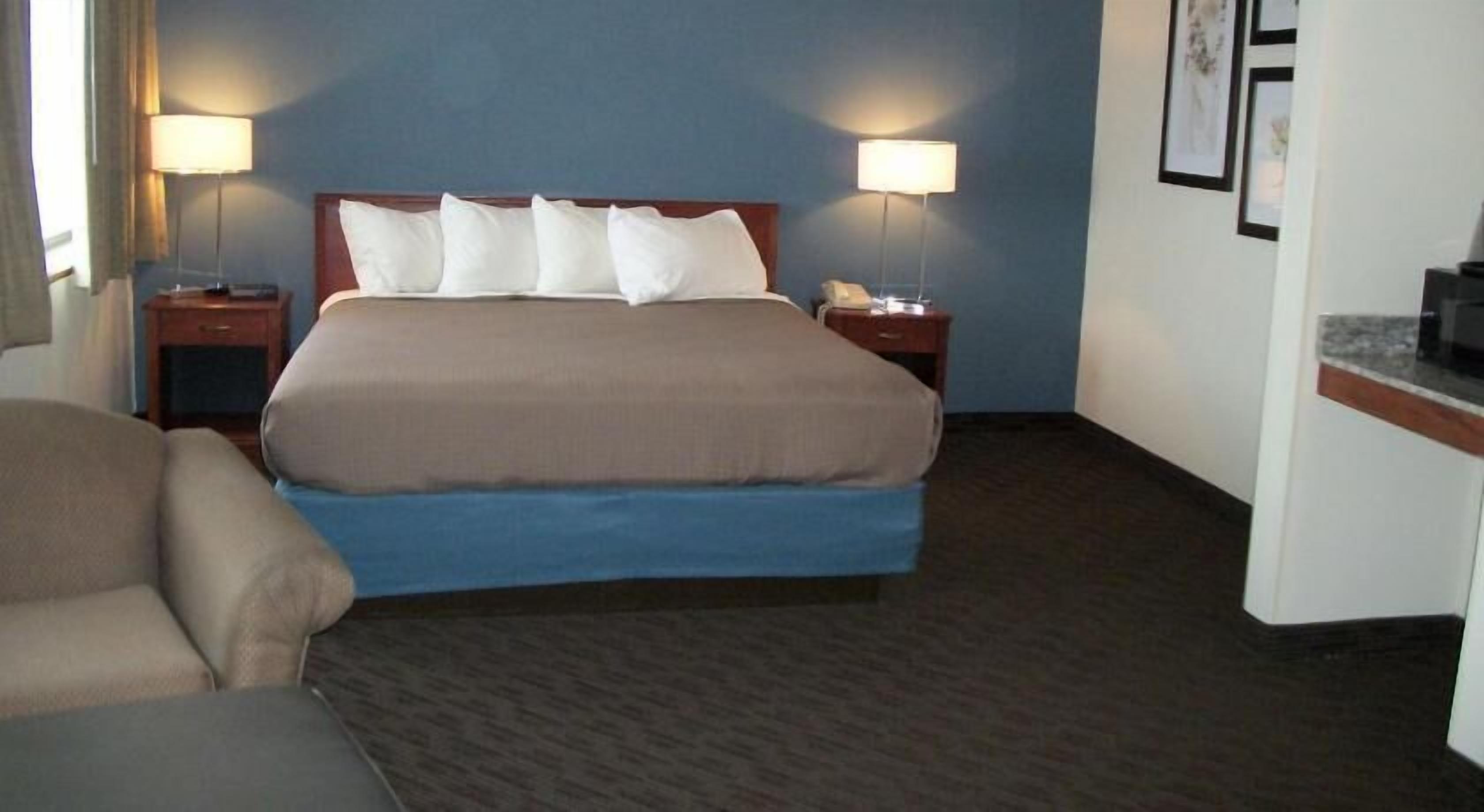 Skrivebord, blendingsgardiner og strykejern/-brett