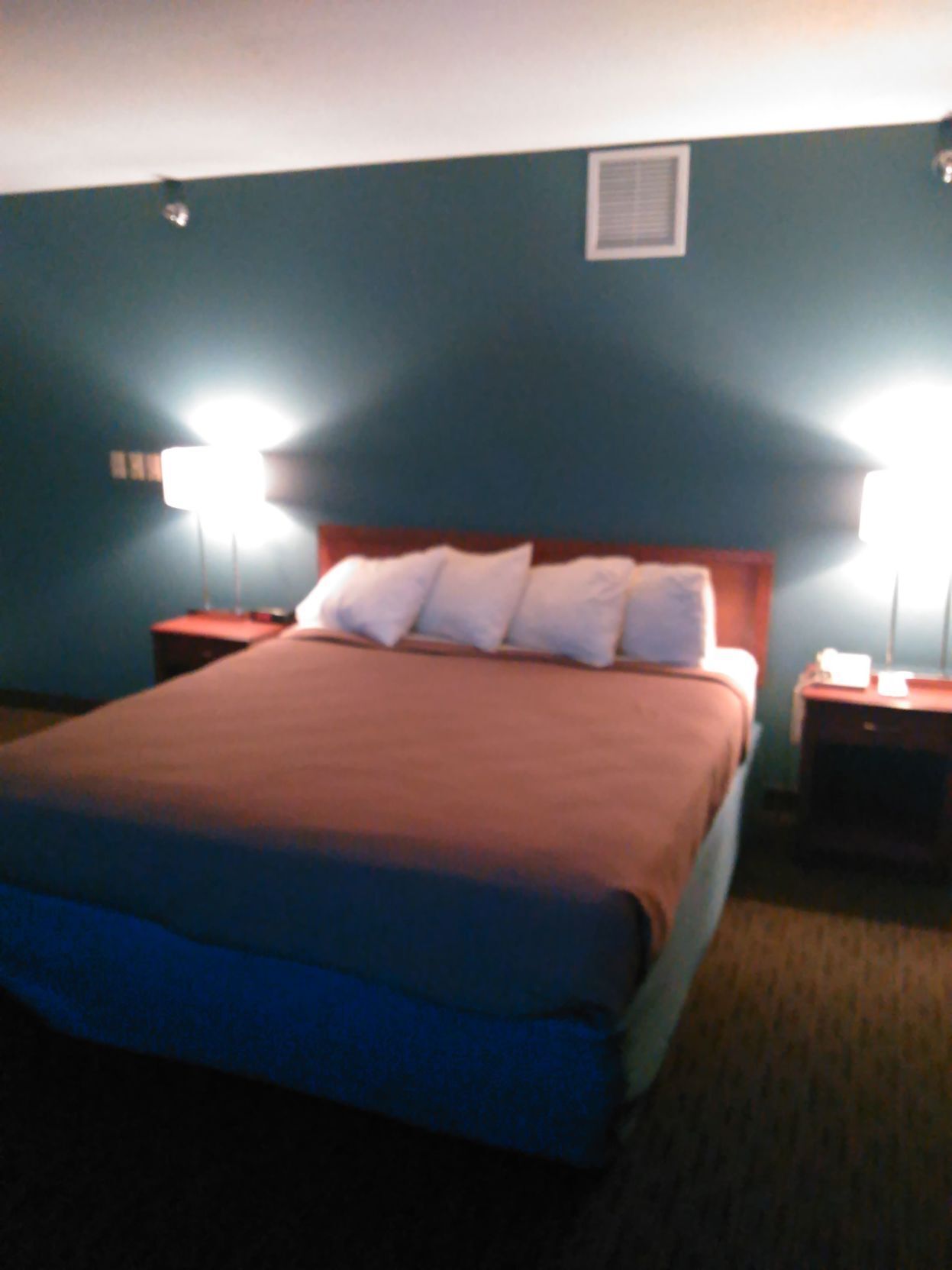 Skrivebord, blendingsgardiner og strykejern/-brett