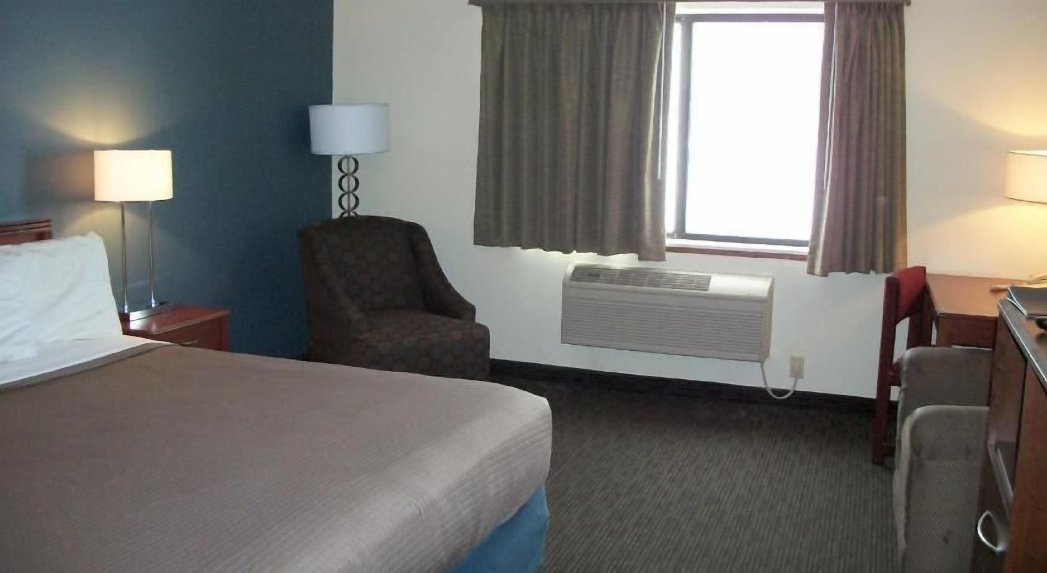 Skrivebord, blendingsgardiner og strykejern/-brett