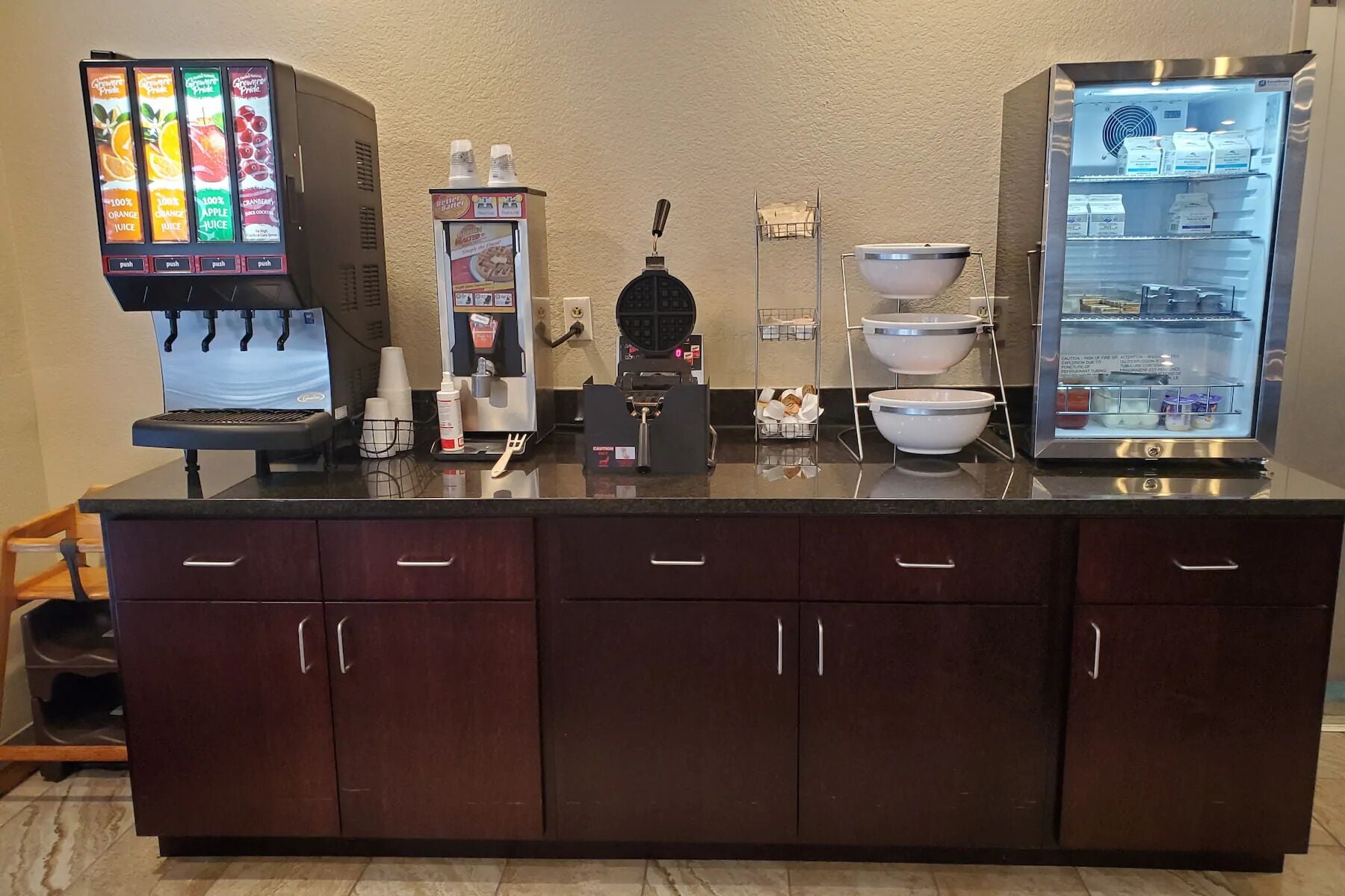 Een automaat met koffie, frisdranken en een koeltoog.