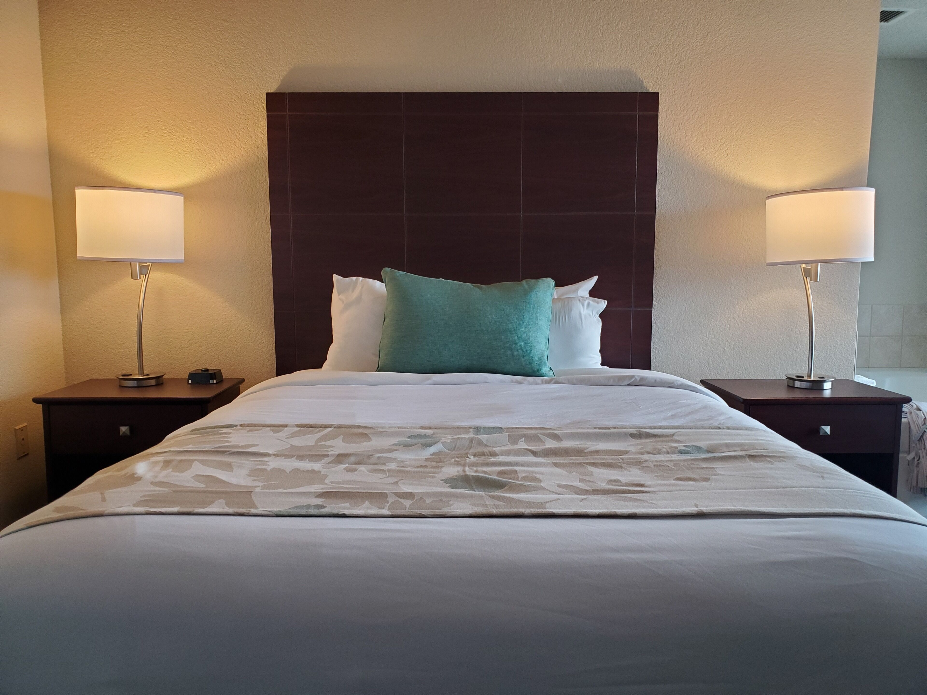 高档床上用品、加厚床垫、办公桌、笔记本电脑工作区