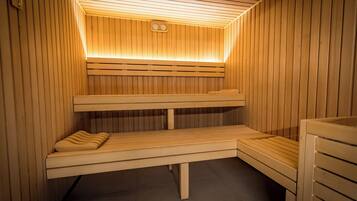 Una sauna con bancos de madera y techo inclinado.
