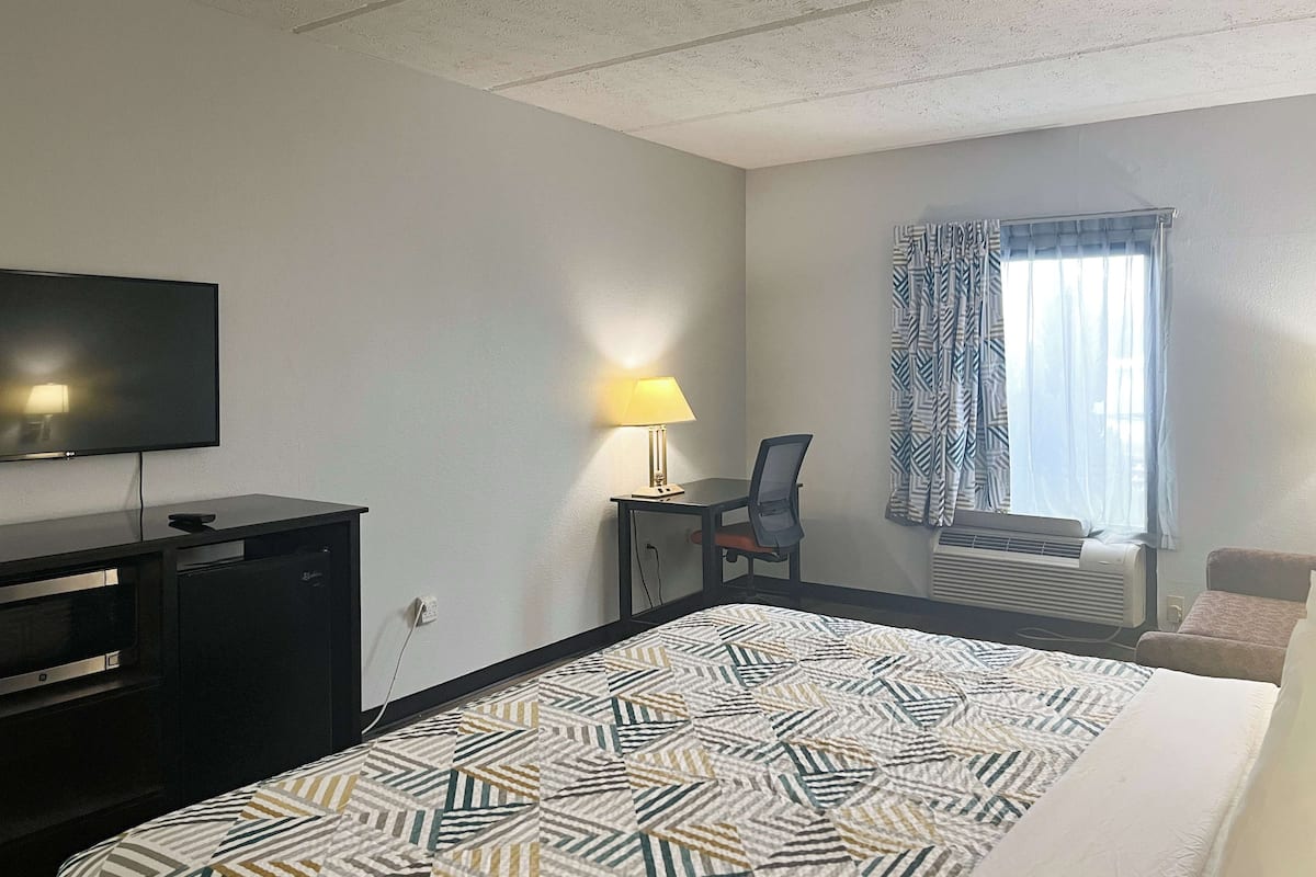 Kjøleskap, mikrobølgeovn og kaffetrakter/tekoker