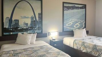 Een bureau, een strijkplank/strijkijzer, gratis wifi, beddengoed