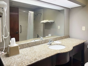 Combined shower/tub, hair dryer, towels