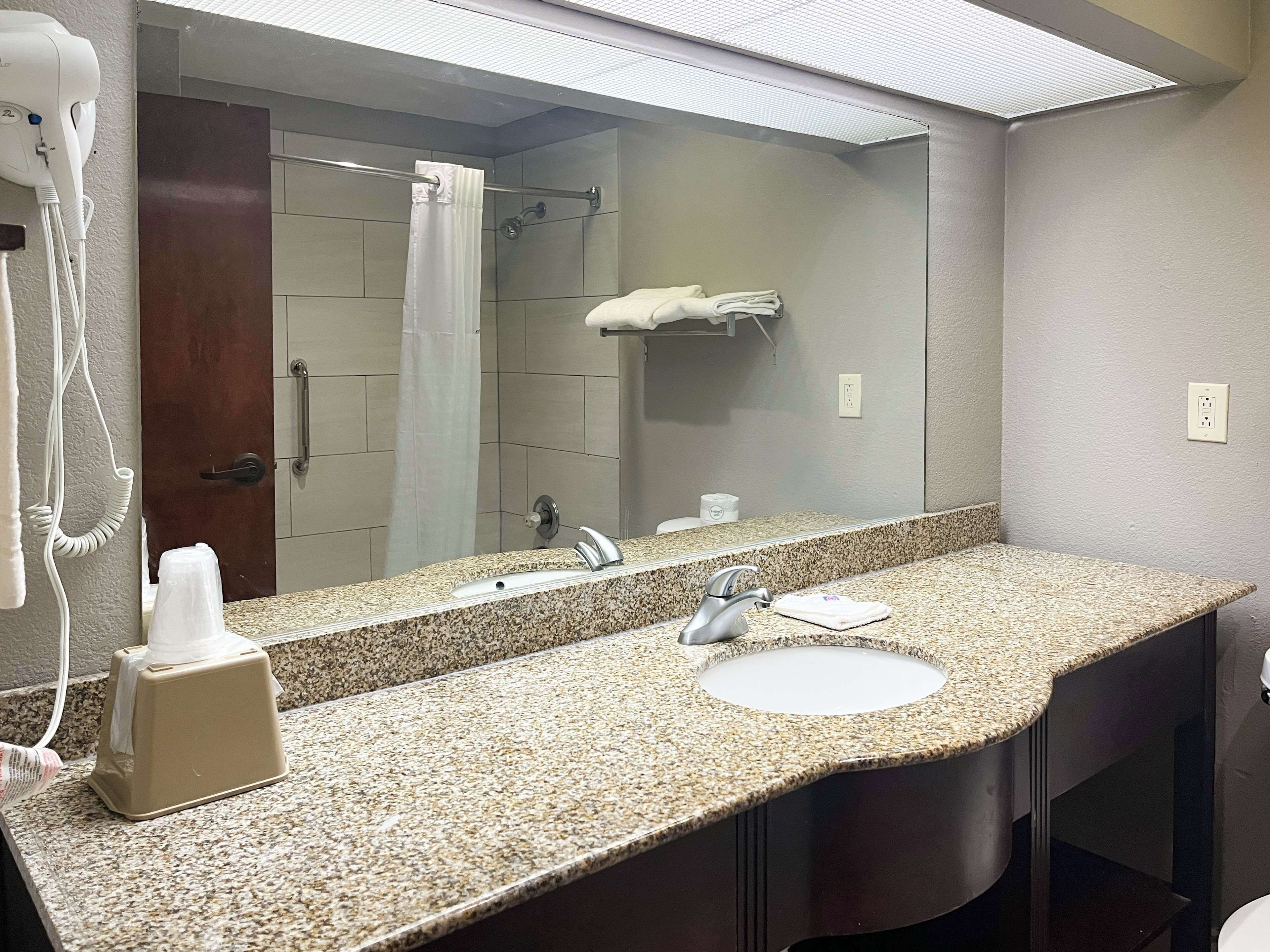 Combined shower/bathtub, hair dryer, towels