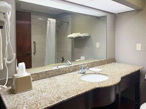 Combined shower/tub, hair dryer, towels - Motel 6 Canton, MS (Canton)