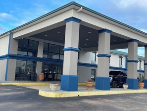 Front of property - Motel 6 Canton, MS (Canton)