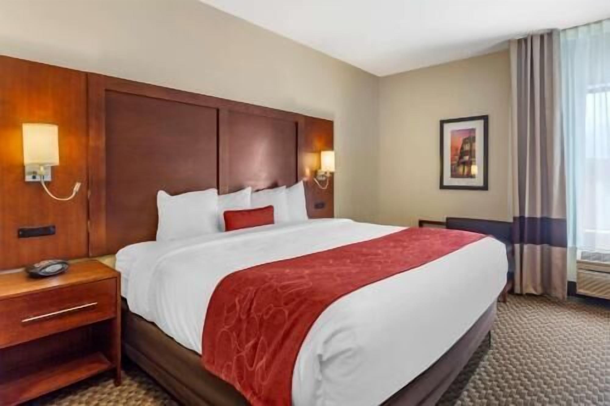 Sengetøy av topp kvalitet, minibar, safe på rommet og skrivebord