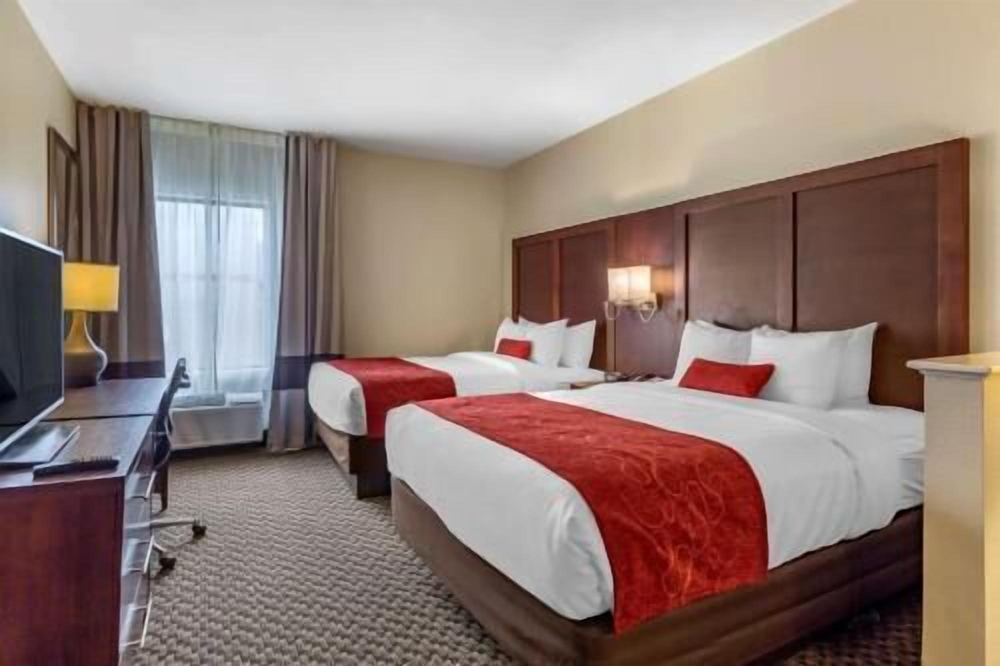 Sengetøy av topp kvalitet, minibar, safe på rommet og skrivebord