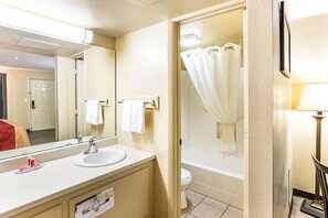 Standardzimmer, 1 King-Bett, Nichtraucher | Badezimmer | Duschwanne, Haartrockner, Handtücher