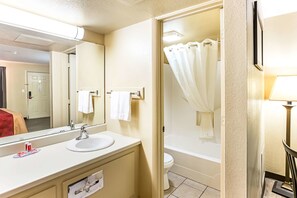 Standard Room, 1 King Bed, Non Smoking | Bathroom | Combined shower/tub, hair dryer, towels