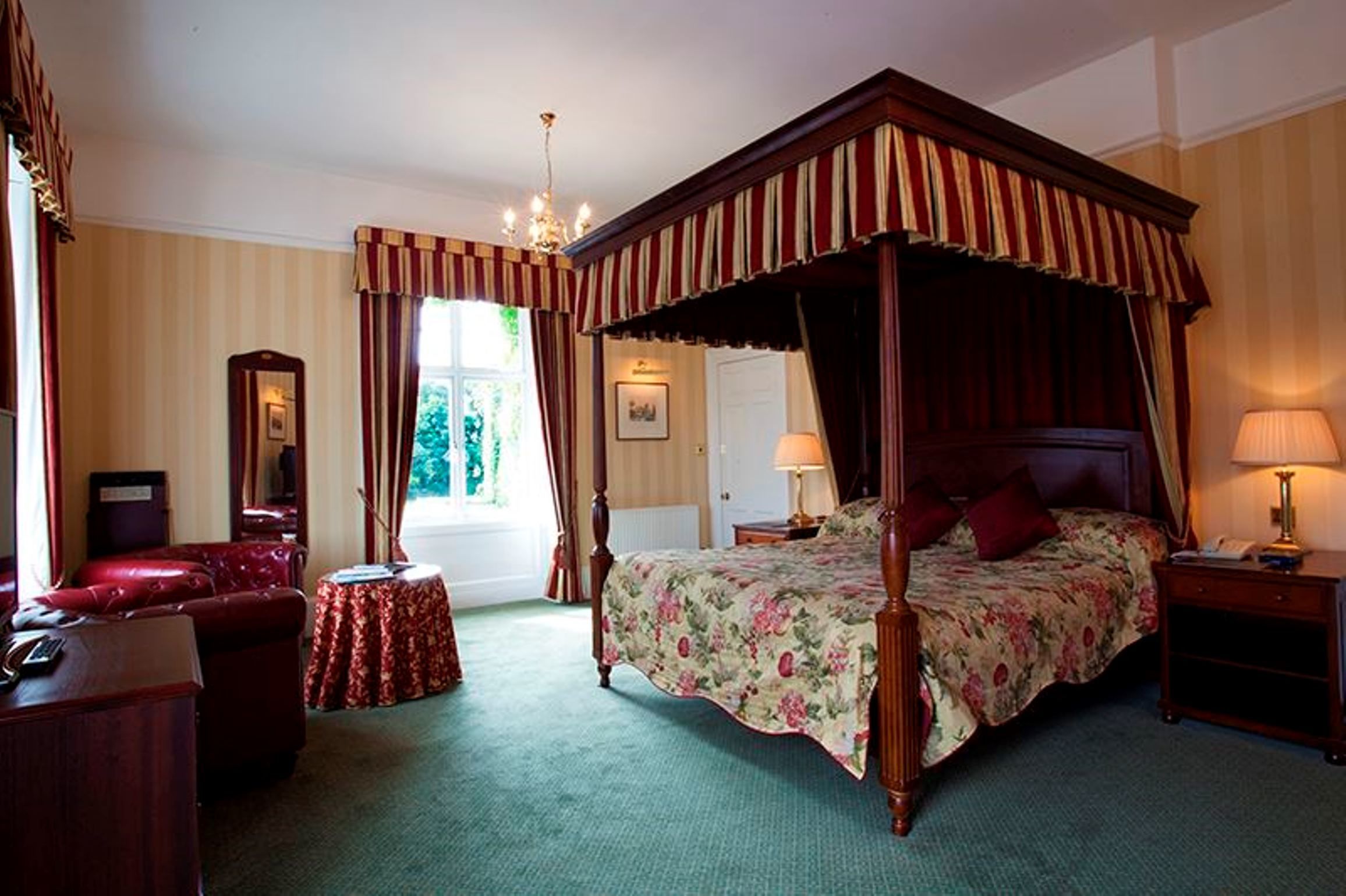 أسرّة بطبقة علوية مريحة وخزنة داخل الغرفة ومكتب