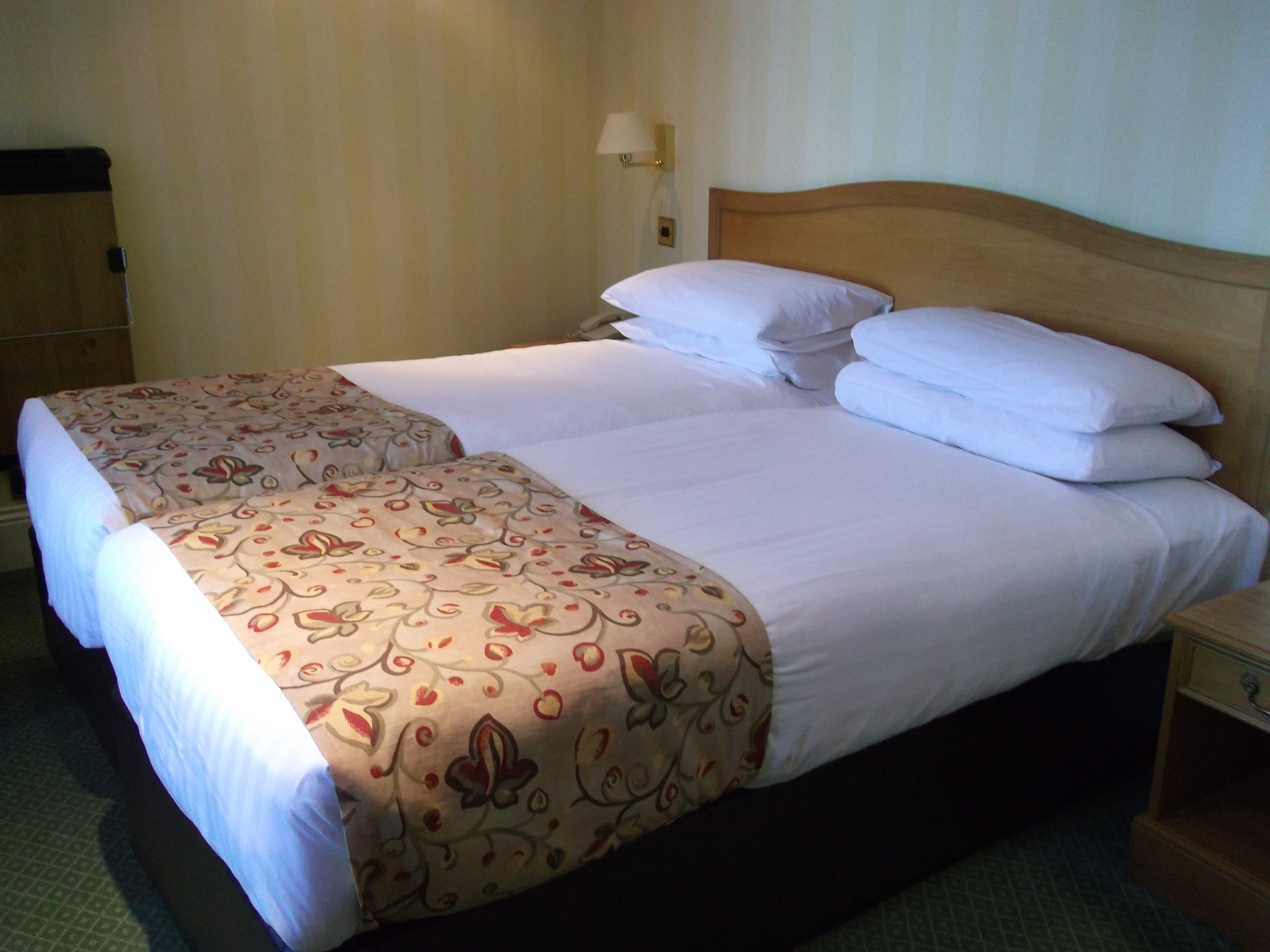 أسرّة بطبقة علوية مريحة وخزنة داخل الغرفة ومكتب