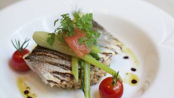 Se sirven desayunos, comidas, cenas y cocina internacional