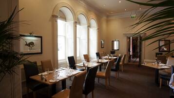 حيث تُقدم وجبات الإفطار، الغداء، العشاء، الأطباق العالمية