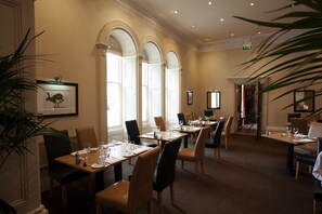 حيث تُقدم وجبات الإفطار، الغداء، العشاء، الأطباق العالمية