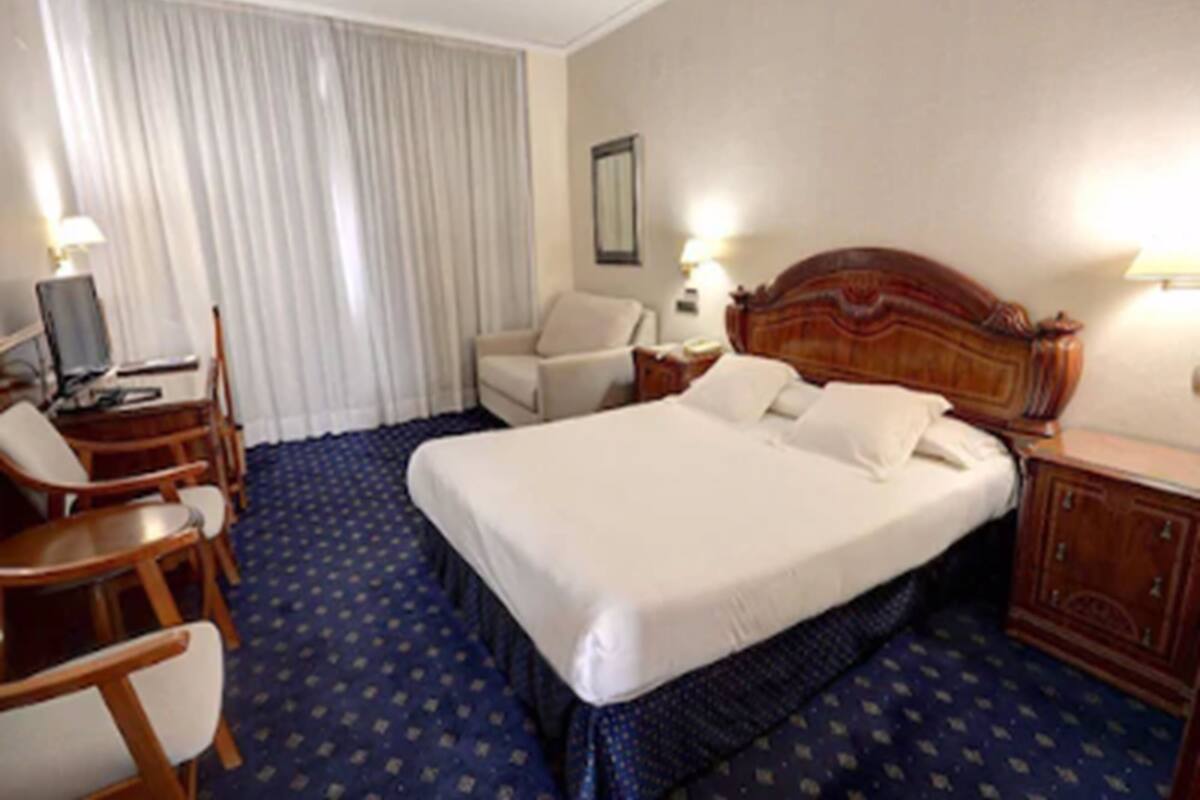 Minibar, safe på rommet, skrivebord og ekstrasenger (mot et tillegg)