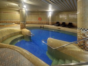 Una piscina techada, una piscina al aire libre