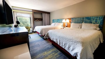 Zimmer, 2 Queen-Betten | Bügeleisen/Bügelbrett, kostenlose Babybetten, kostenloses WLAN