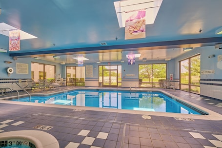 Una piscina techada. Hampton Inn Flemington
