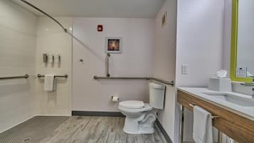 Un baño moderno con ducha, inodoro y lavamanos.