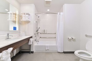 Studio, 1 très grand lit king-size, Accessible aux personnes à mobilité réduite | Douche de la salle de bain