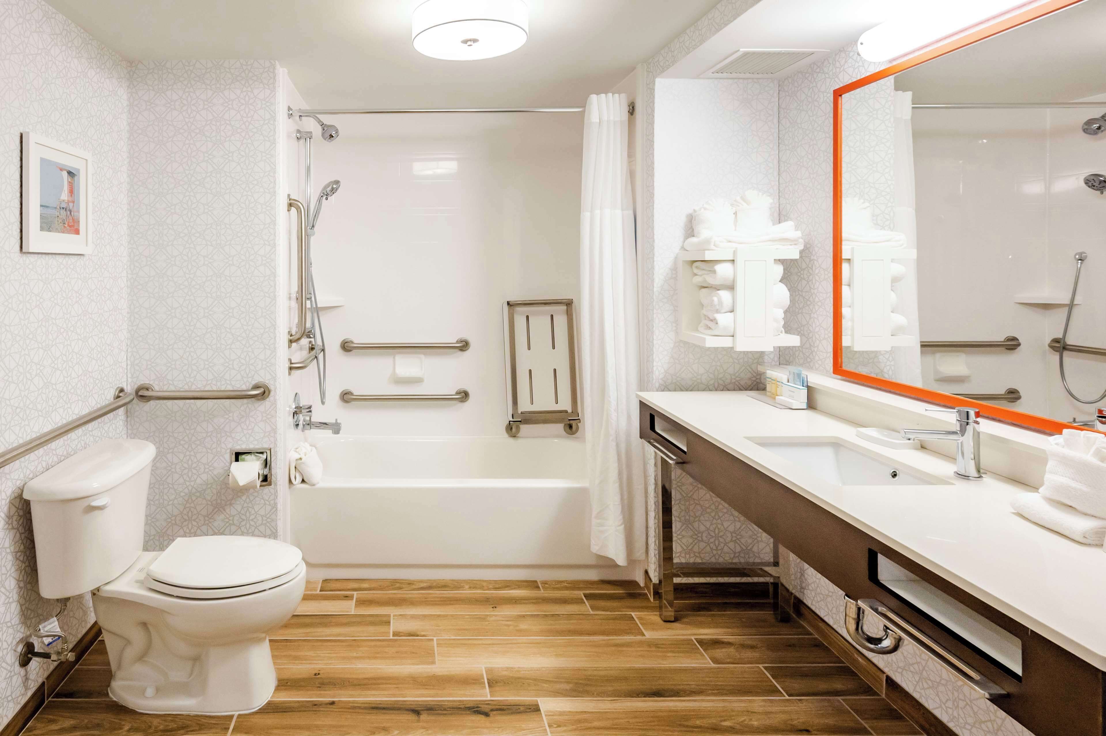 combined shower/bathtub, deep-soaking bathtub, free toiletries