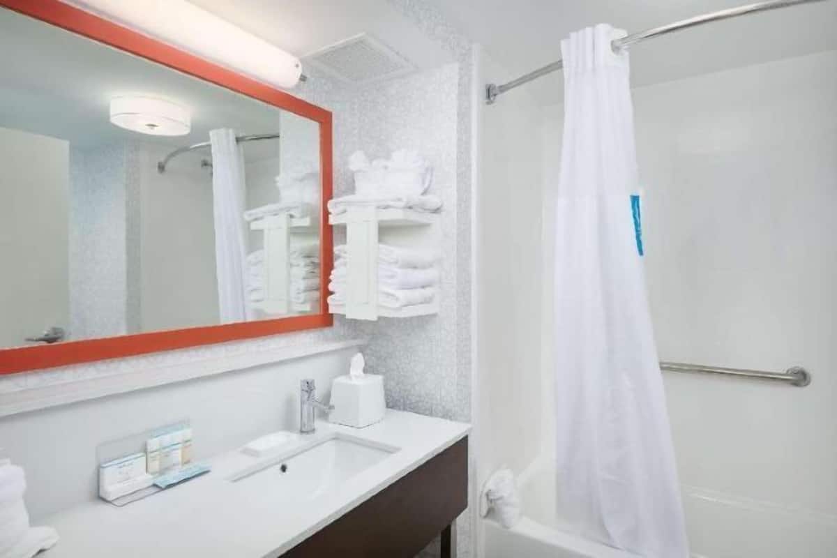 Bathroom | Combined shower/tub, deep soaking tub, free toiletries, hair dryer