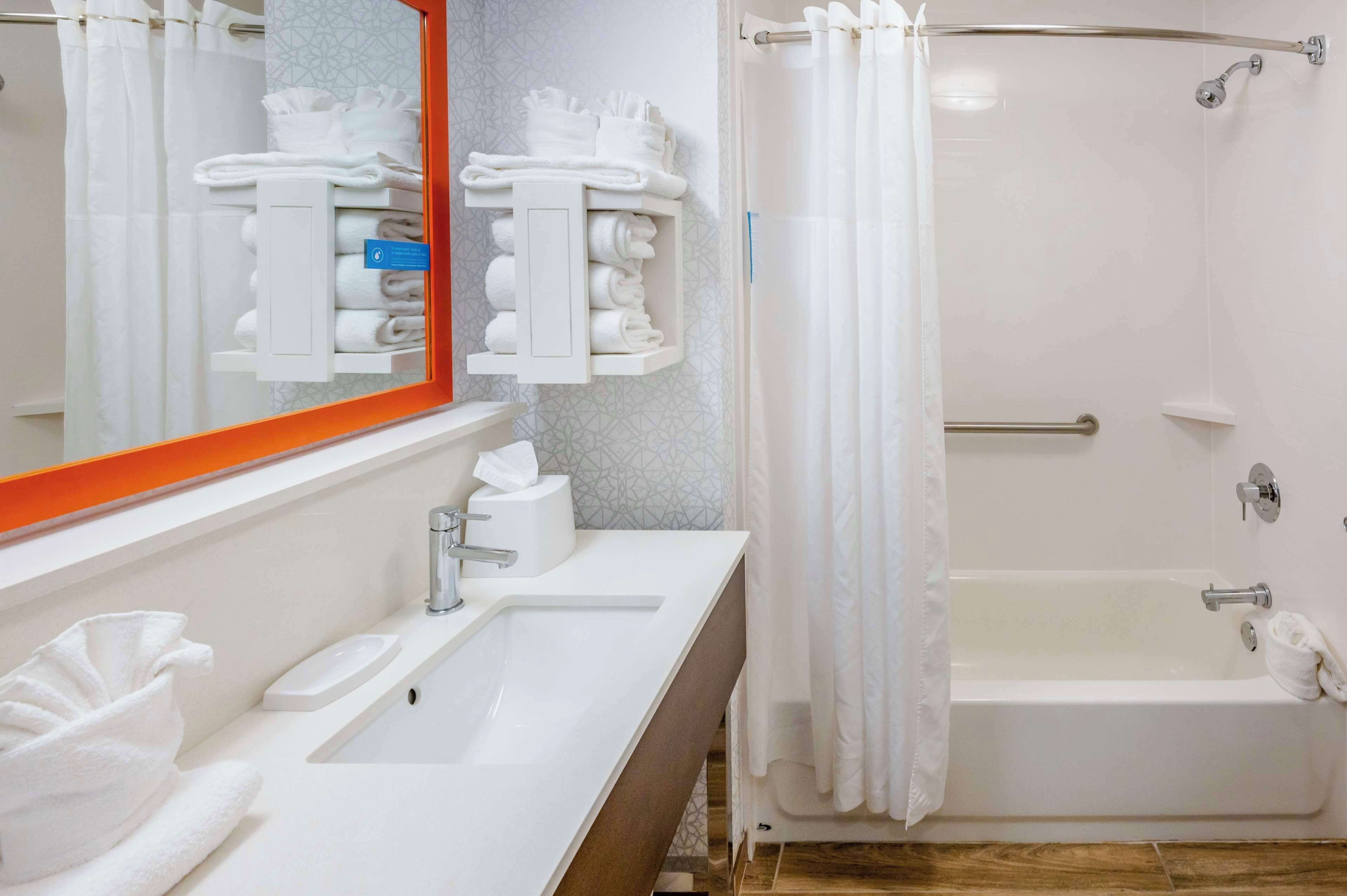 combined shower/bathtub, deep-soaking bathtub, free toiletries