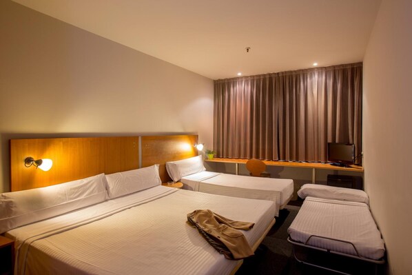 A hotel room with two beds, a desk with a computer, a chair, and a window with curtains. - B&B Hotel Barcelona Mollet Porta de Gallecs (Mollet del Valles)