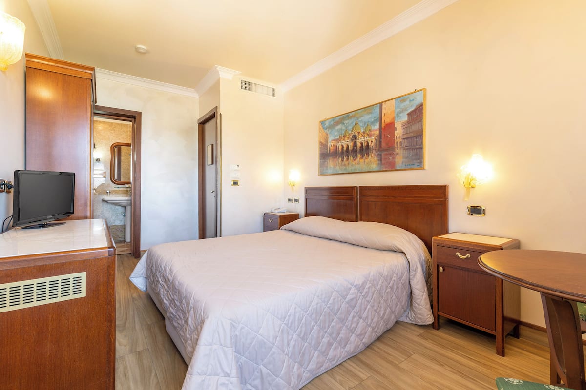 Down comforters, minibar, in-room safe, desk