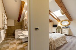 Chambre (Attic) | Couette en duvet d'oie, minibar, coffres-forts dans les chambres