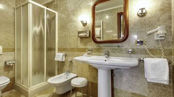 Standard-Doppel- oder -Zweibettzimmer | Badezimmer | Dusche, Regendusche, kostenlose Toilettenartikel, Haartrockner