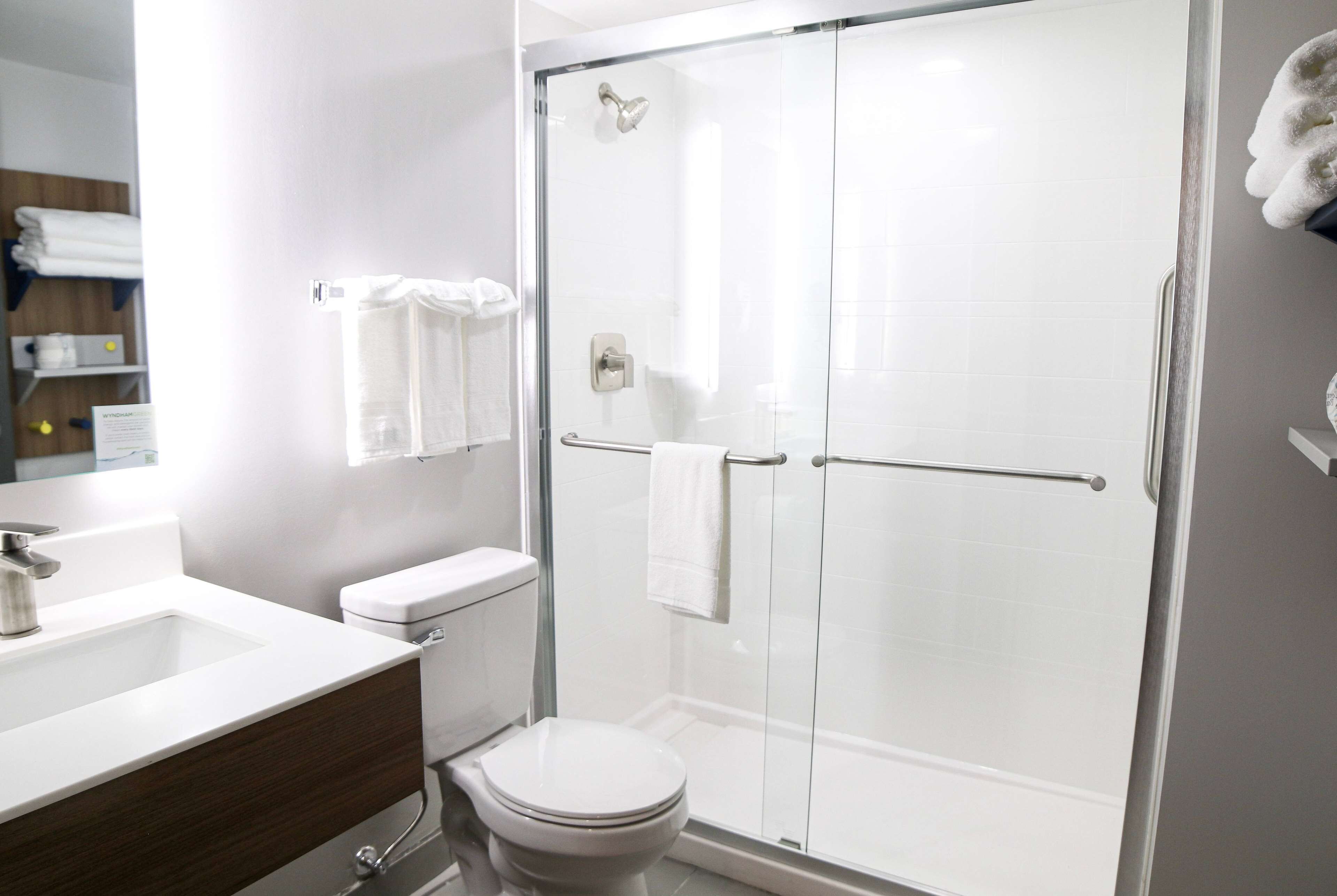 Combined shower/tub, hair dryer, towels