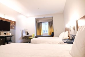 Ylelliset vuodevaatteet, tallelokero huoneessa, työpöytä