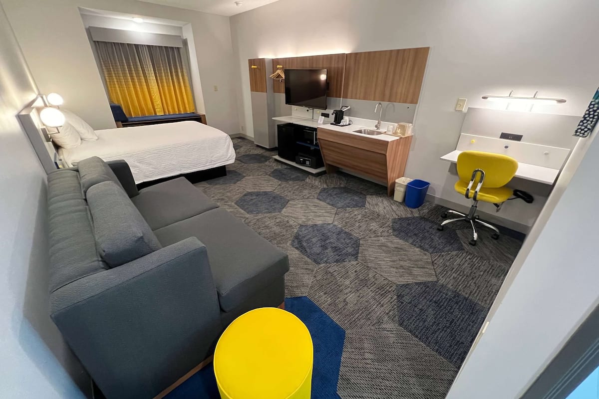 Suite, 1 letto queen, non fumatori | Area soggiorno | TV LED 32 pollici con canali via cavo, TV, film pay-per-view