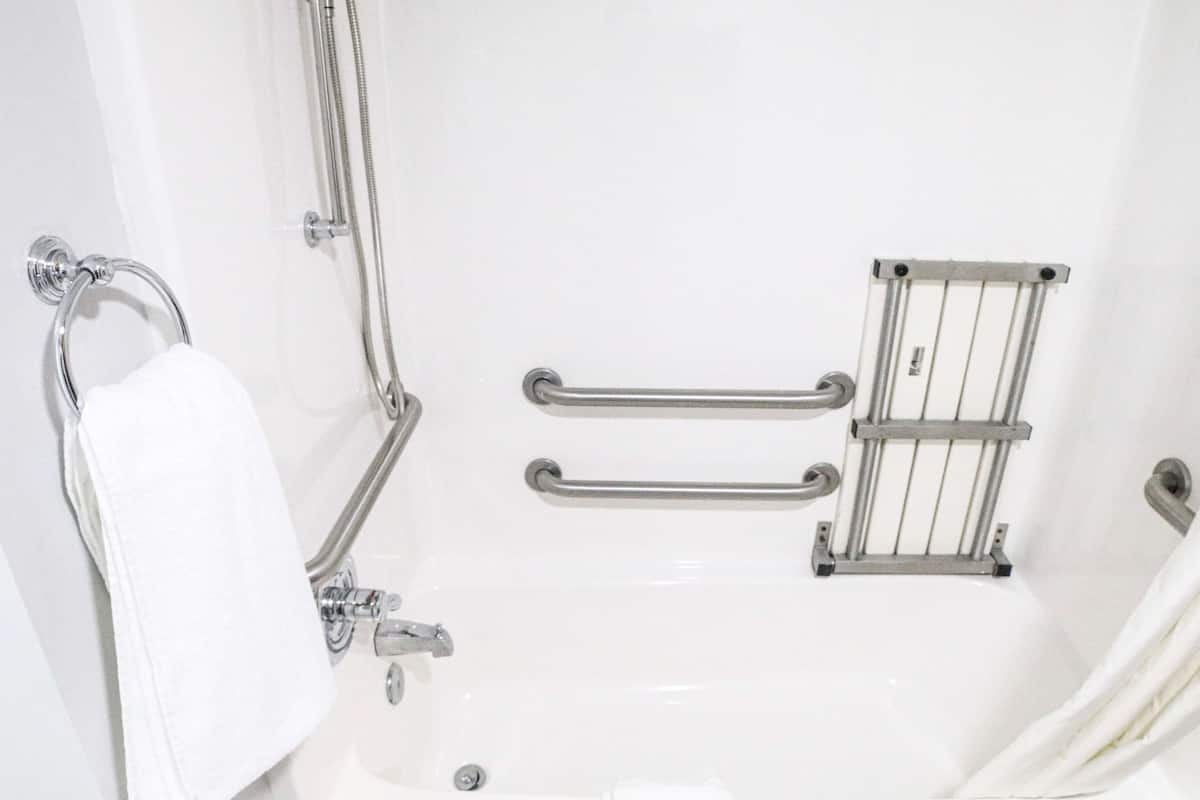 Camera, 2 letti queen, accessibile ai disabili, non fumatori (Mobility, Tub w/Grab Bars) | Bagno accessibile ai disabili
