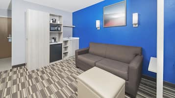 Studio Suite, 1 Queen Bed, Non Smoking | In-room safe, desk, blackout drapes, iron/ironing board