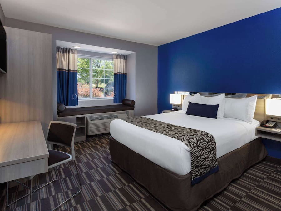 Värdeförvaringsskåp på rummet, skrivbord och mörkläggningsgardiner