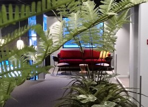 Lobby-lounge