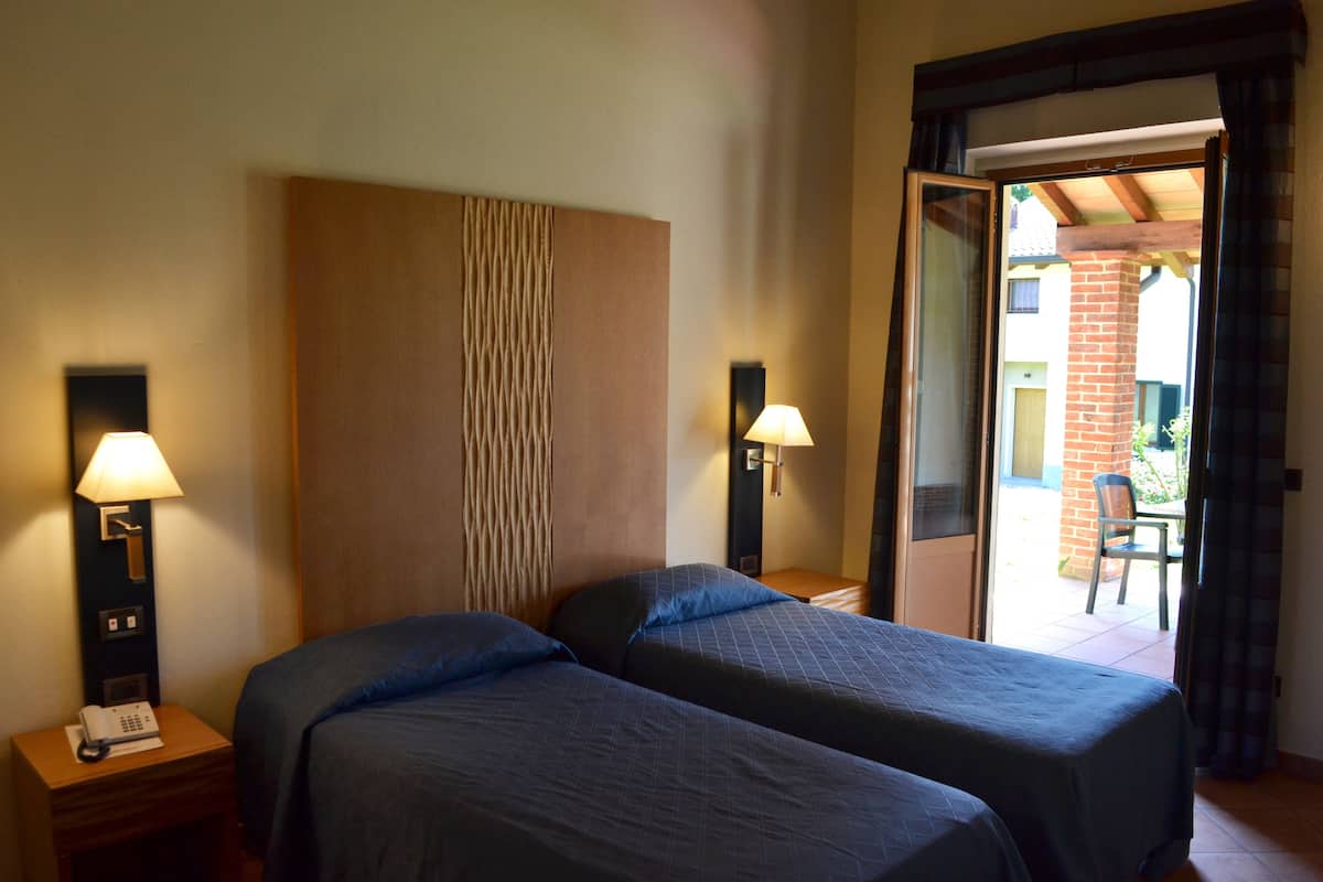 superior double or twin room | 1 bedroom, minibar, in-room safe, desk