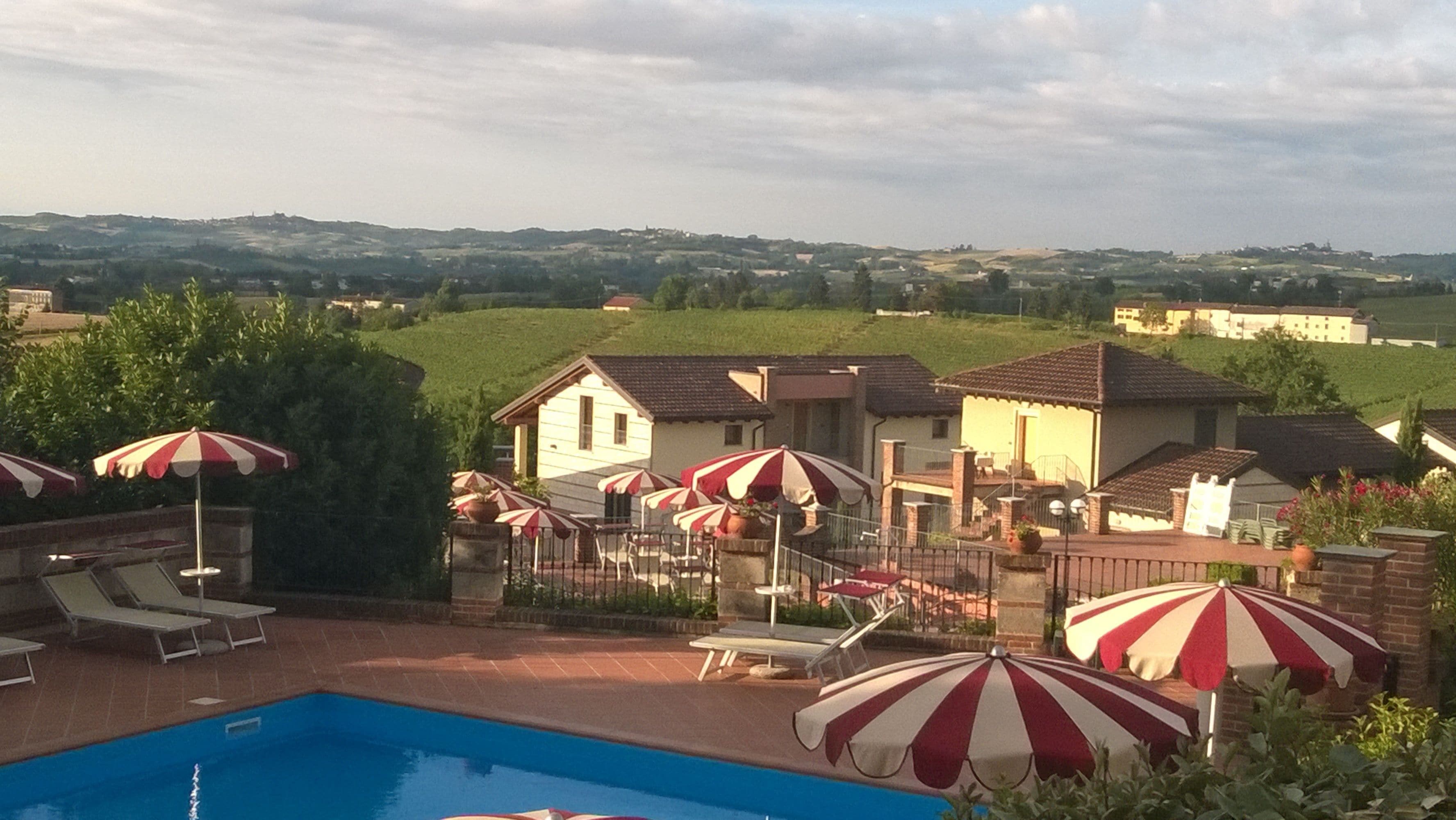 2 outdoor pools, pool loungers